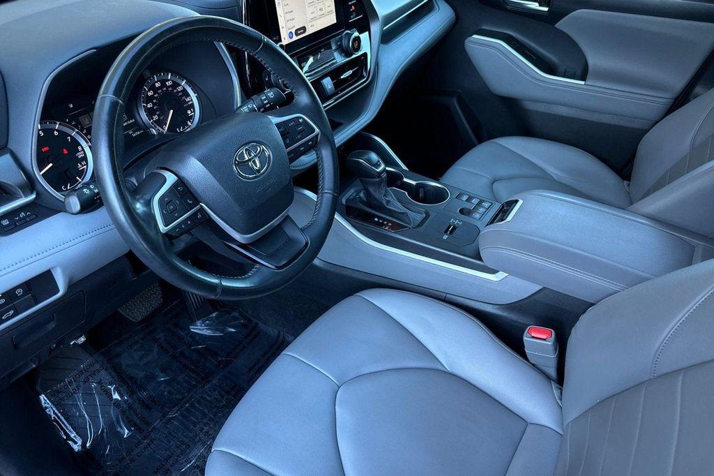used 2023 Toyota Highlander car, priced at $34,125
