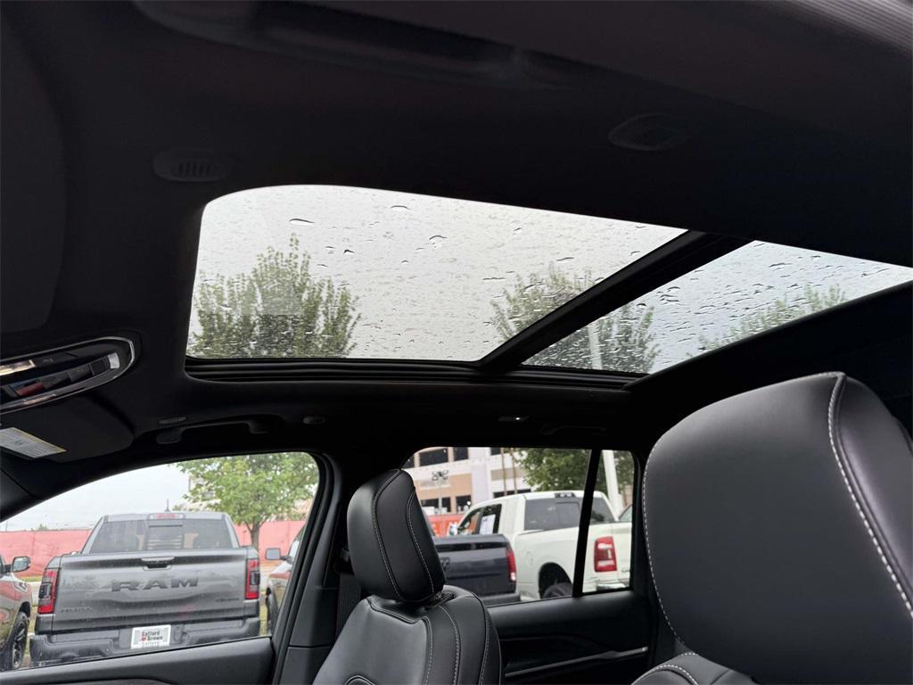 new 2025 Jeep Grand Cherokee car, priced at $40,591