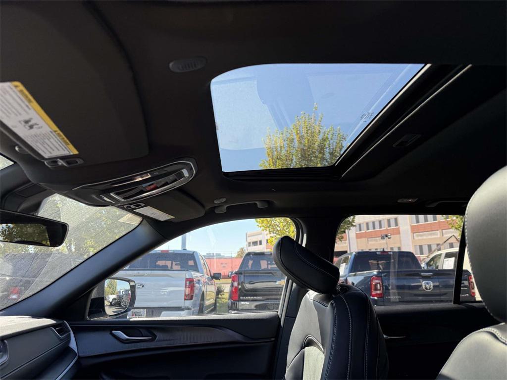 new 2025 Jeep Grand Cherokee car, priced at $37,919