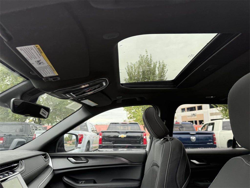 new 2025 Jeep Grand Cherokee car, priced at $37,049