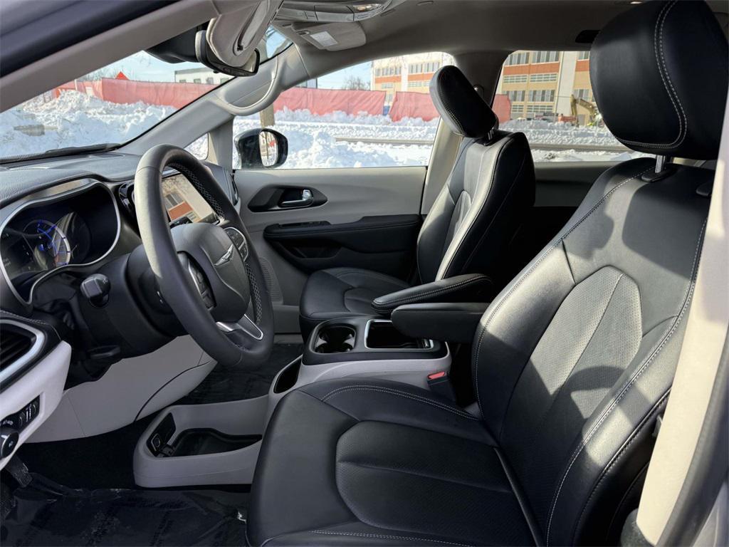 used 2024 Chrysler Pacifica Hybrid car, priced at $27,500