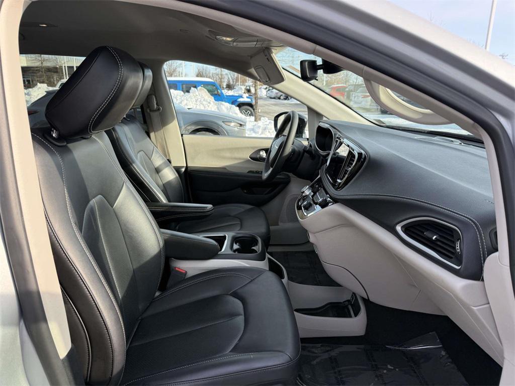 used 2024 Chrysler Pacifica Hybrid car, priced at $27,500