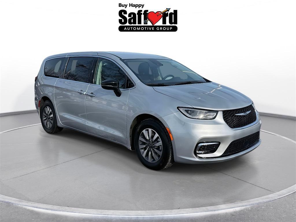 used 2024 Chrysler Pacifica Hybrid car, priced at $27,500