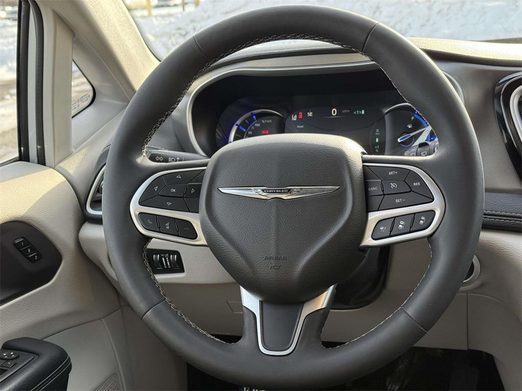 used 2024 Chrysler Pacifica Hybrid car, priced at $27,500