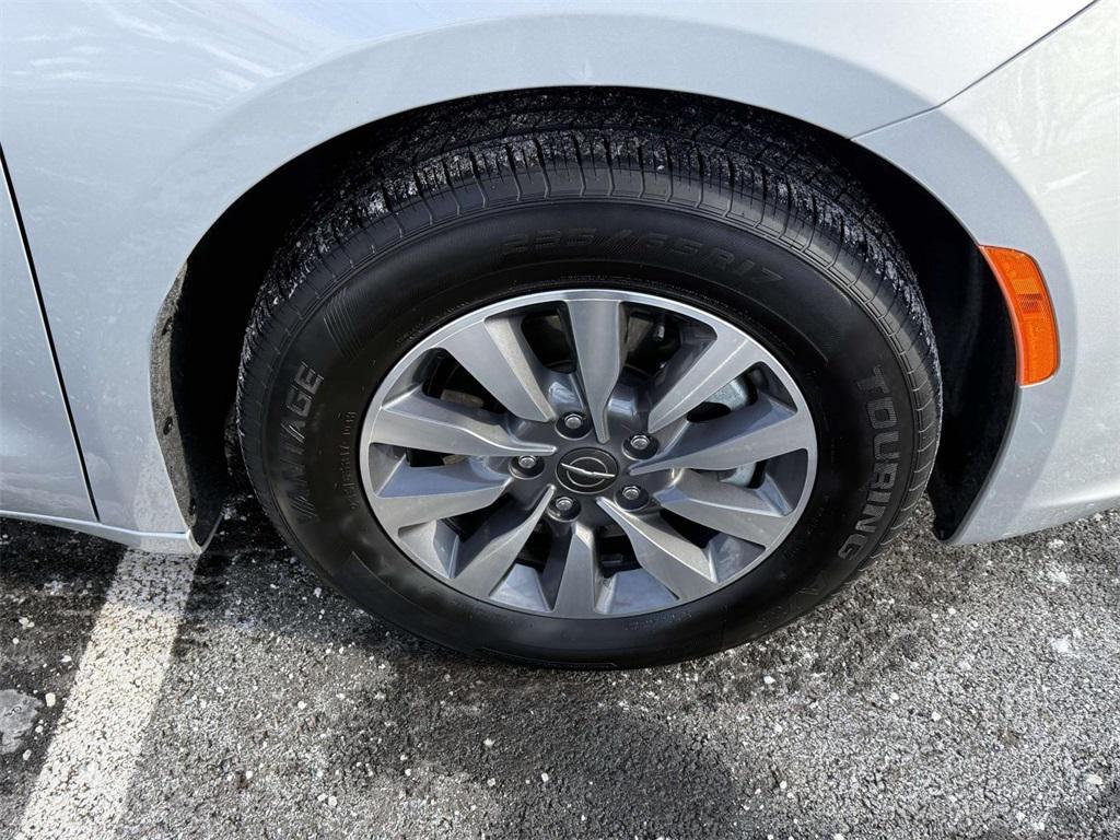used 2024 Chrysler Pacifica Hybrid car, priced at $27,500