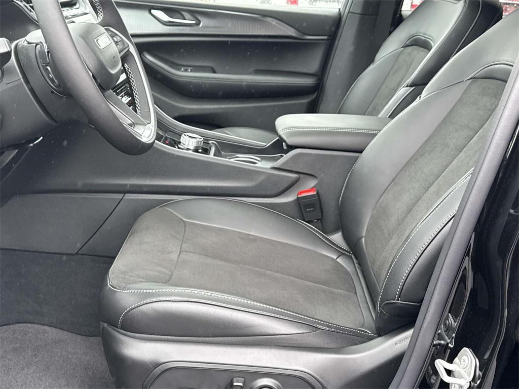 new 2025 Jeep Grand Cherokee car, priced at $40,193