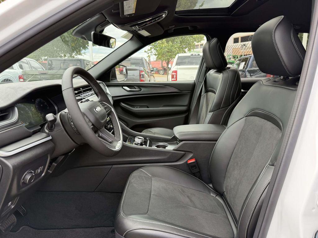 new 2025 Jeep Grand Cherokee car, priced at $37,274