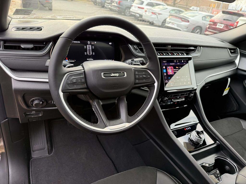 new 2025 Jeep Grand Cherokee car, priced at $38,831