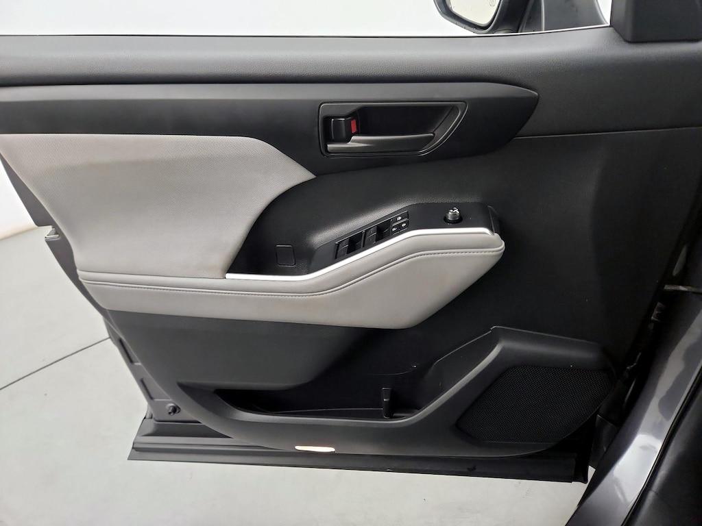 used 2022 Toyota Highlander car, priced at $32,998