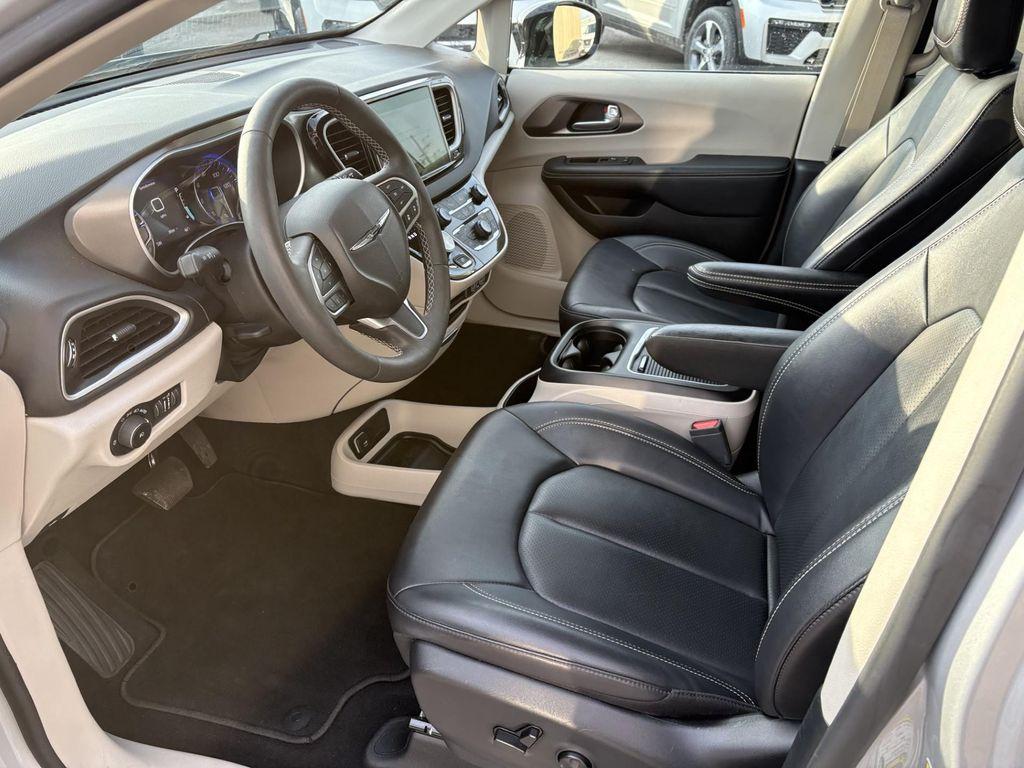 used 2024 Chrysler Pacifica car, priced at $35,179