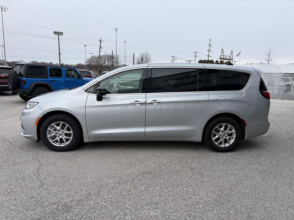 used 2024 Chrysler Pacifica car, priced at $34,679