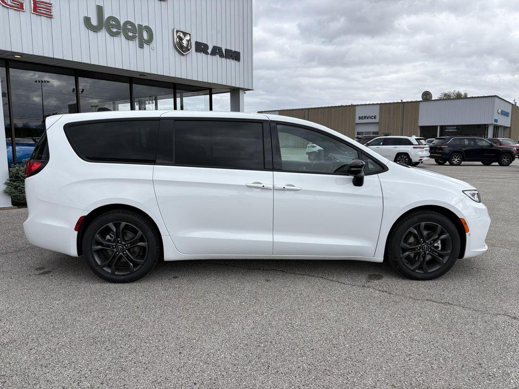 new 2026 Chrysler Pacifica car, priced at $43,366