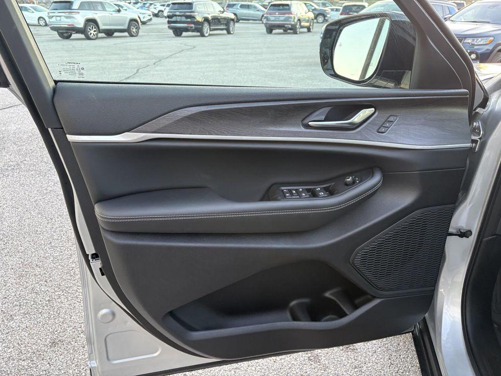 new 2025 Jeep Grand Cherokee car, priced at $44,987