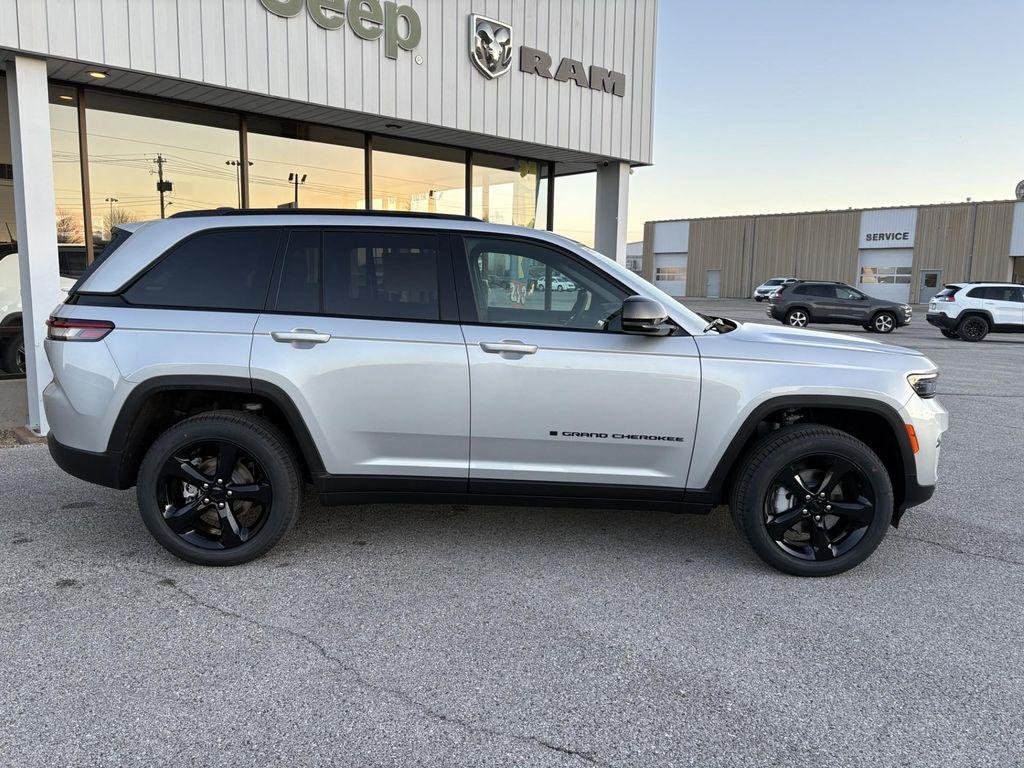 new 2025 Jeep Grand Cherokee car, priced at $44,987