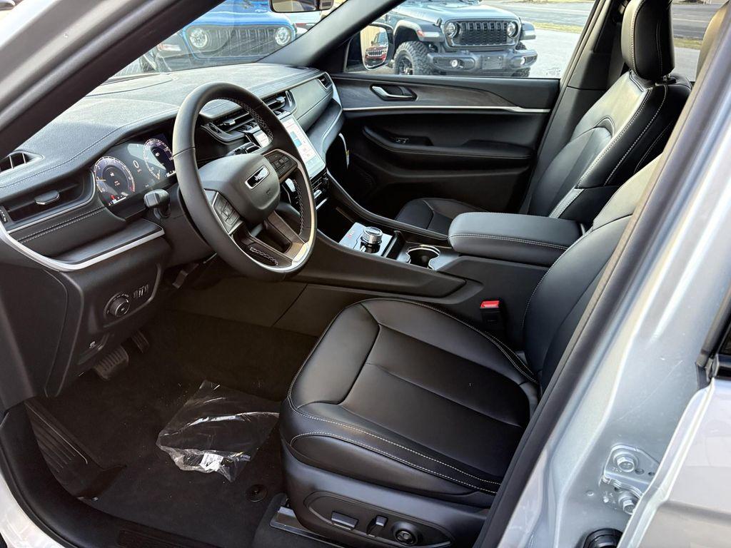 new 2025 Jeep Grand Cherokee car, priced at $44,987