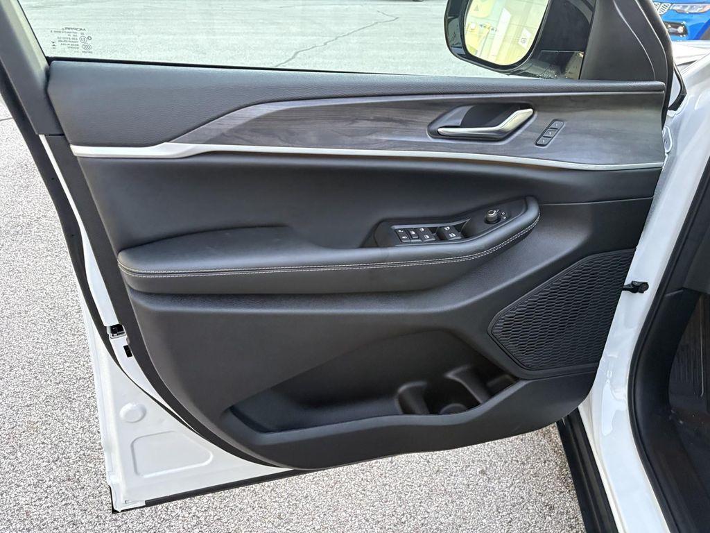 new 2025 Jeep Grand Cherokee car, priced at $44,157