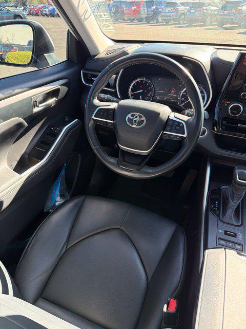 used 2022 Toyota Highlander car, priced at $31,369