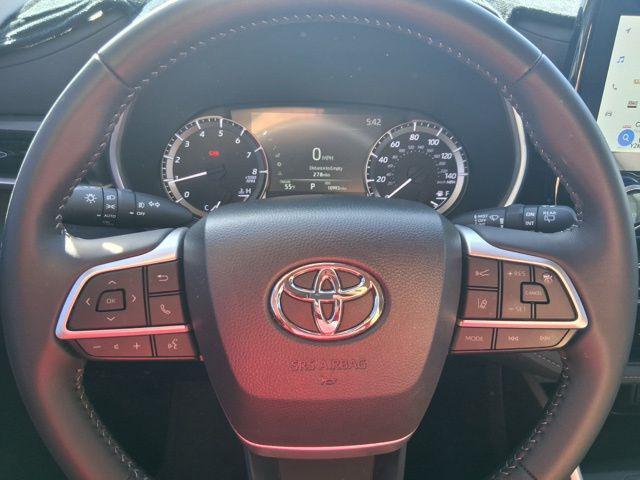used 2025 Toyota Highlander car, priced at $43,874