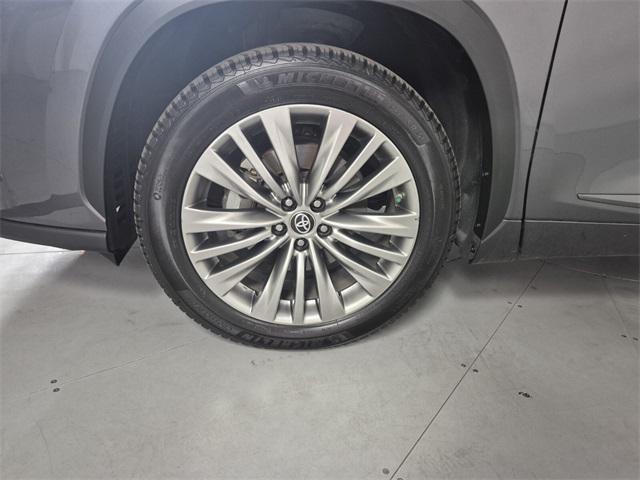 used 2023 Toyota Highlander car, priced at $33,744