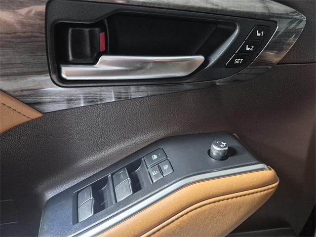 used 2020 Toyota Highlander car, priced at $33,902