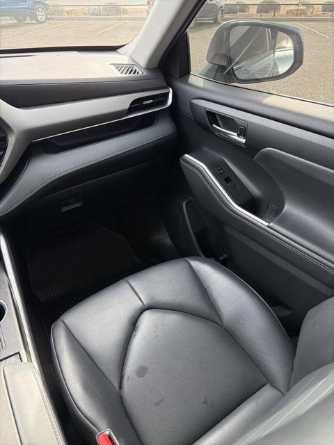 used 2022 Toyota Highlander car, priced at $34,874