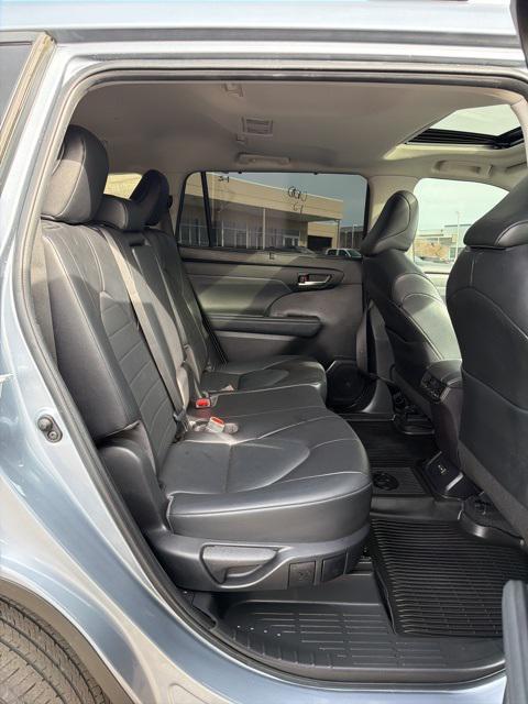 used 2022 Toyota Highlander car, priced at $34,874