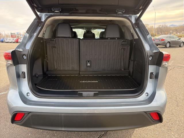 used 2022 Toyota Highlander car, priced at $34,874