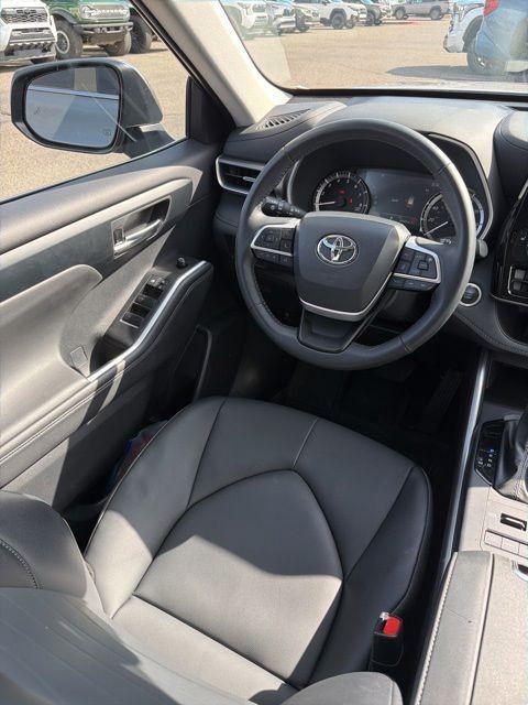 used 2025 Toyota Highlander car, priced at $43,874