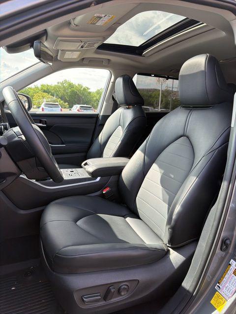used 2025 Toyota Highlander car, priced at $43,874