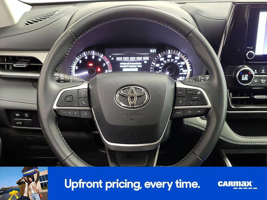 used 2025 Toyota Highlander car, priced at $33,998