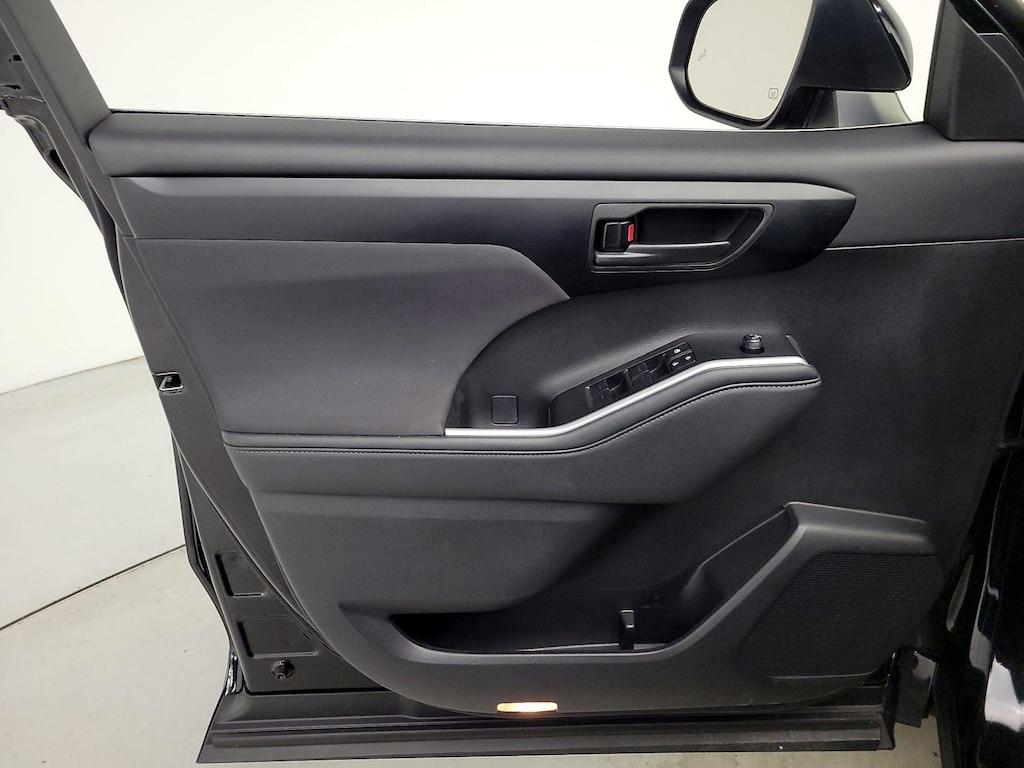 used 2025 Toyota Highlander car, priced at $33,998