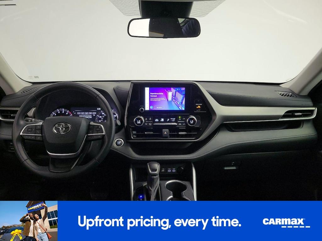 used 2025 Toyota Highlander car, priced at $33,998