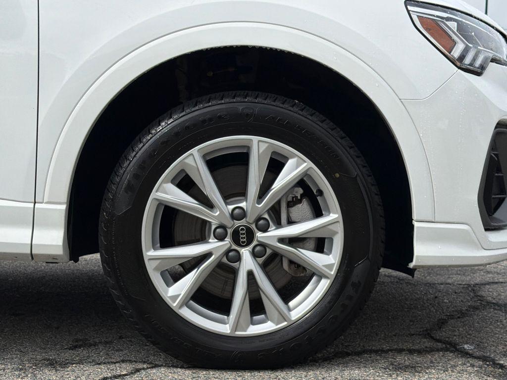 Audi Q3 view 8
