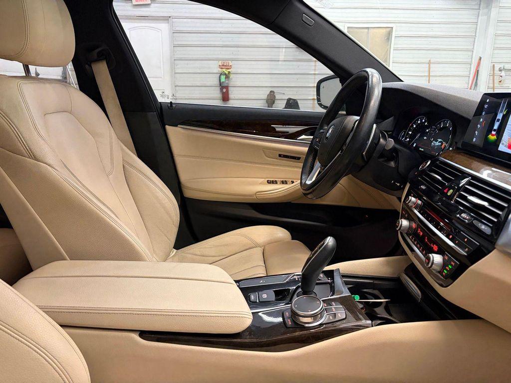 BMW 5 Series view 28