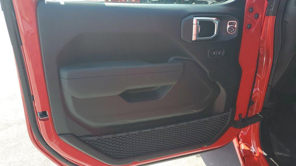 new 2025 Jeep Wrangler car, priced at $45,726