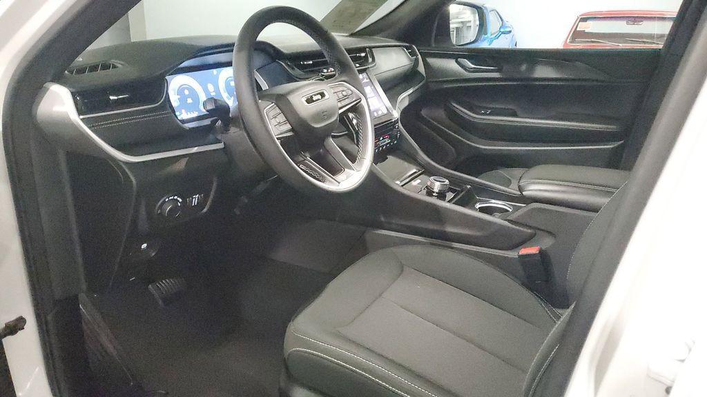 used 2025 Jeep Grand Cherokee car, priced at $34,919