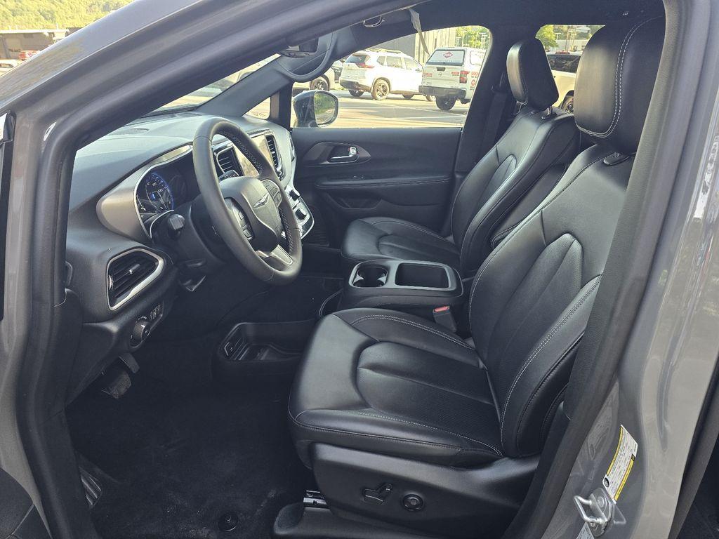 used 2025 Chrysler Pacifica car, priced at $32,997