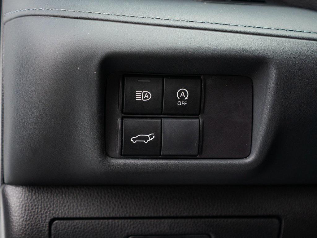 used 2023 Toyota Highlander car, priced at $28,784