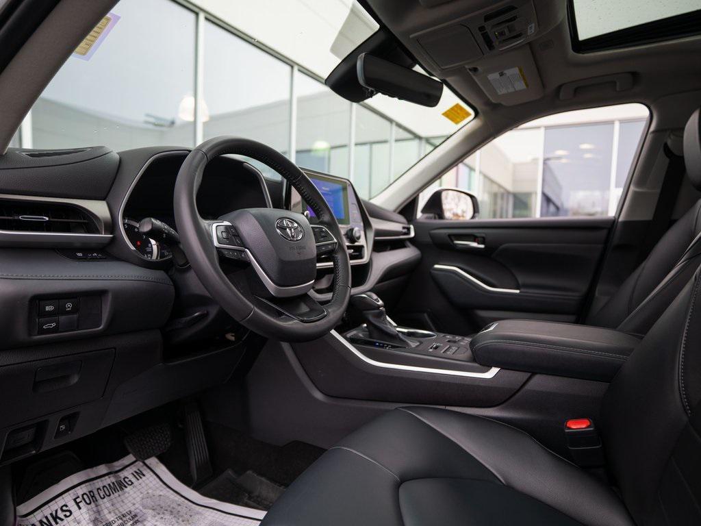 used 2023 Toyota Highlander car, priced at $28,784