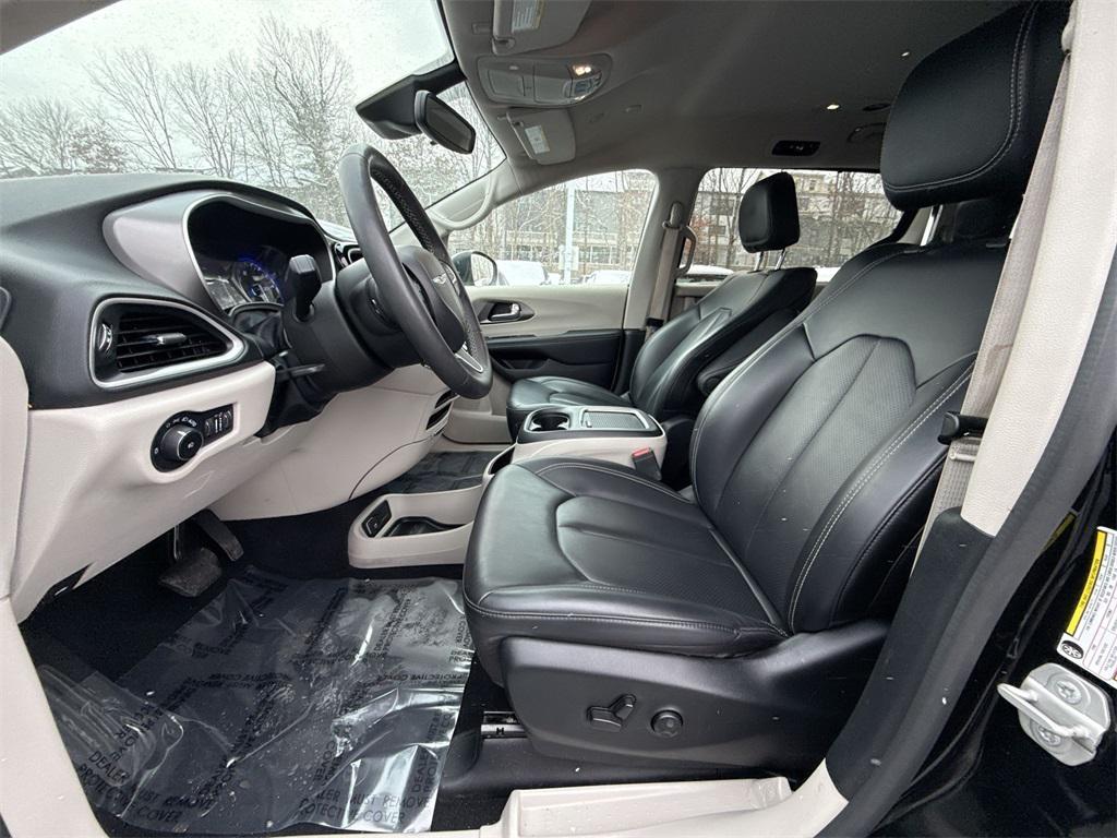 used 2023 Chrysler Pacifica car, priced at $23,000