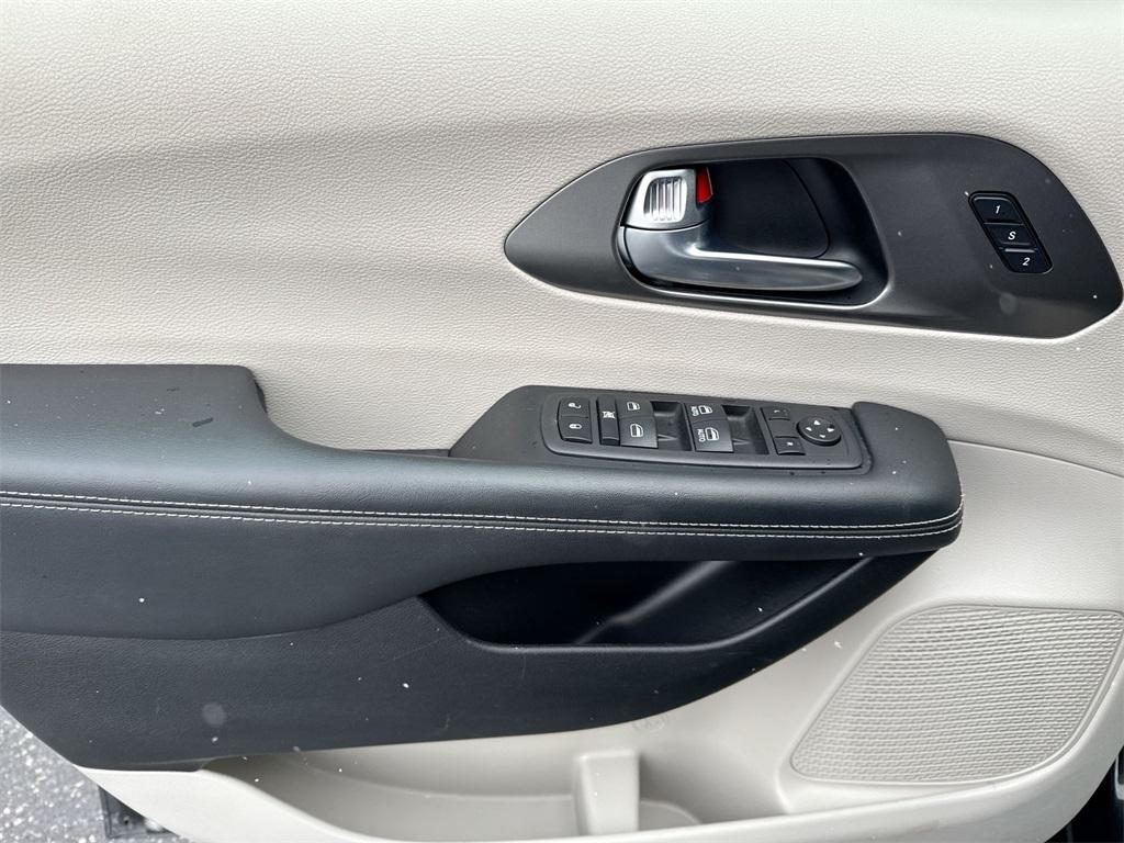 used 2023 Chrysler Pacifica car, priced at $23,000