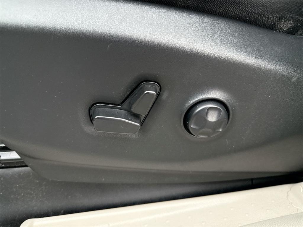 used 2023 Chrysler Pacifica car, priced at $23,000