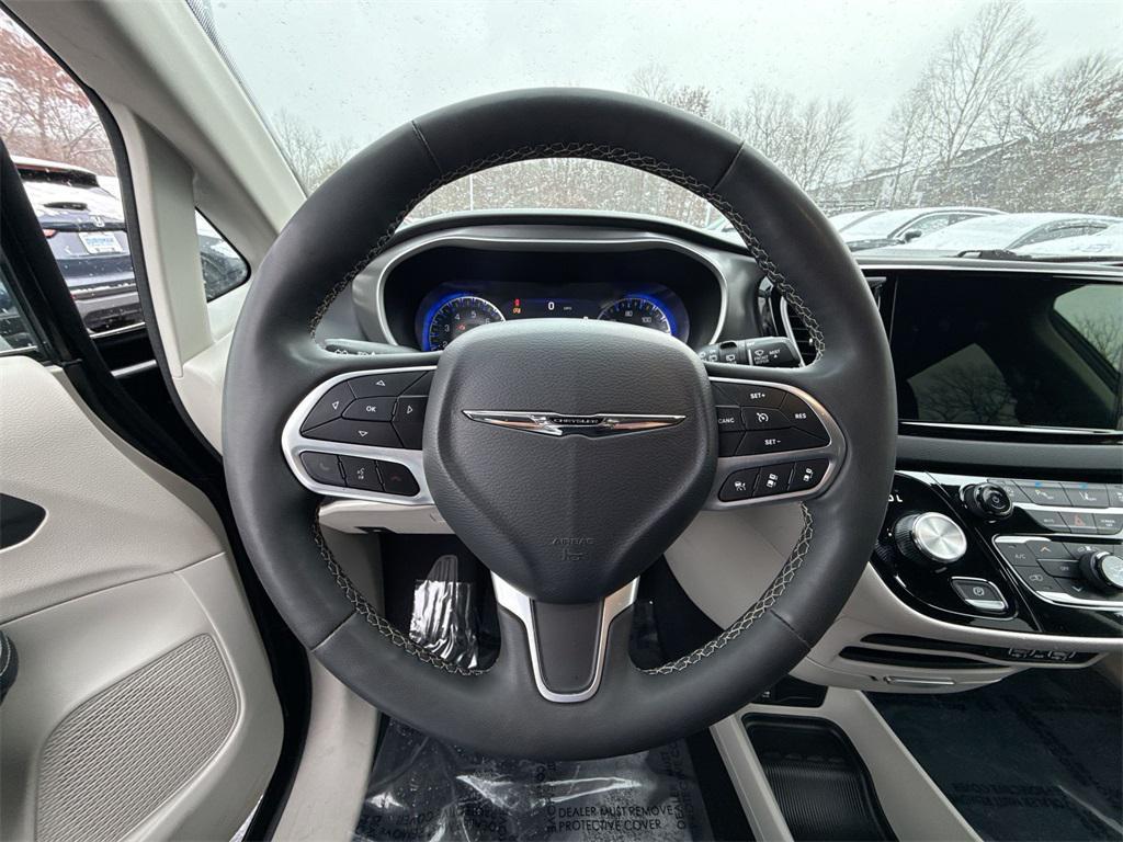 used 2023 Chrysler Pacifica car, priced at $23,000