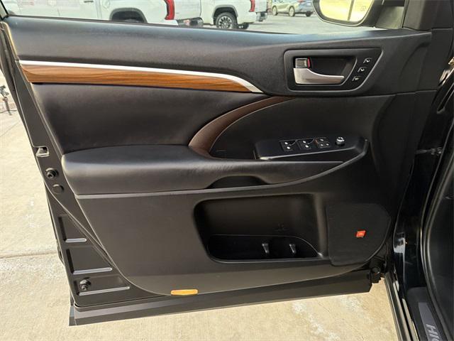 used 2019 Toyota Highlander car, priced at $26,900
