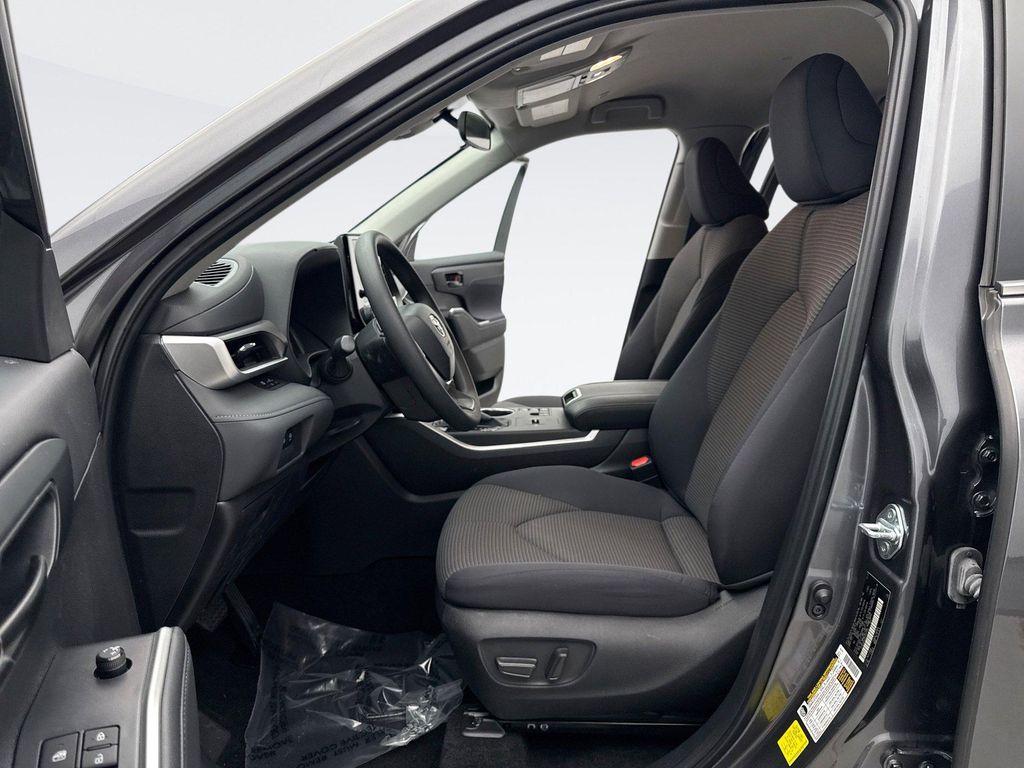 used 2023 Toyota Highlander car, priced at $33,399