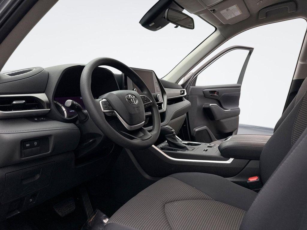 used 2023 Toyota Highlander car, priced at $33,399