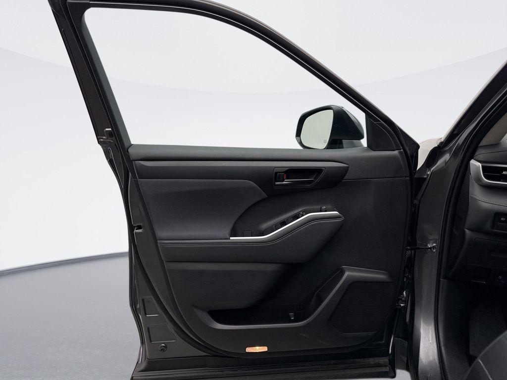 used 2023 Toyota Highlander car, priced at $33,399