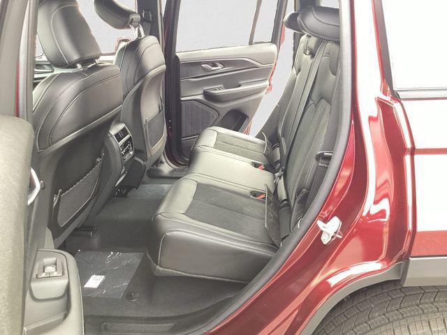 new 2025 Jeep Grand Cherokee car, priced at $40,725