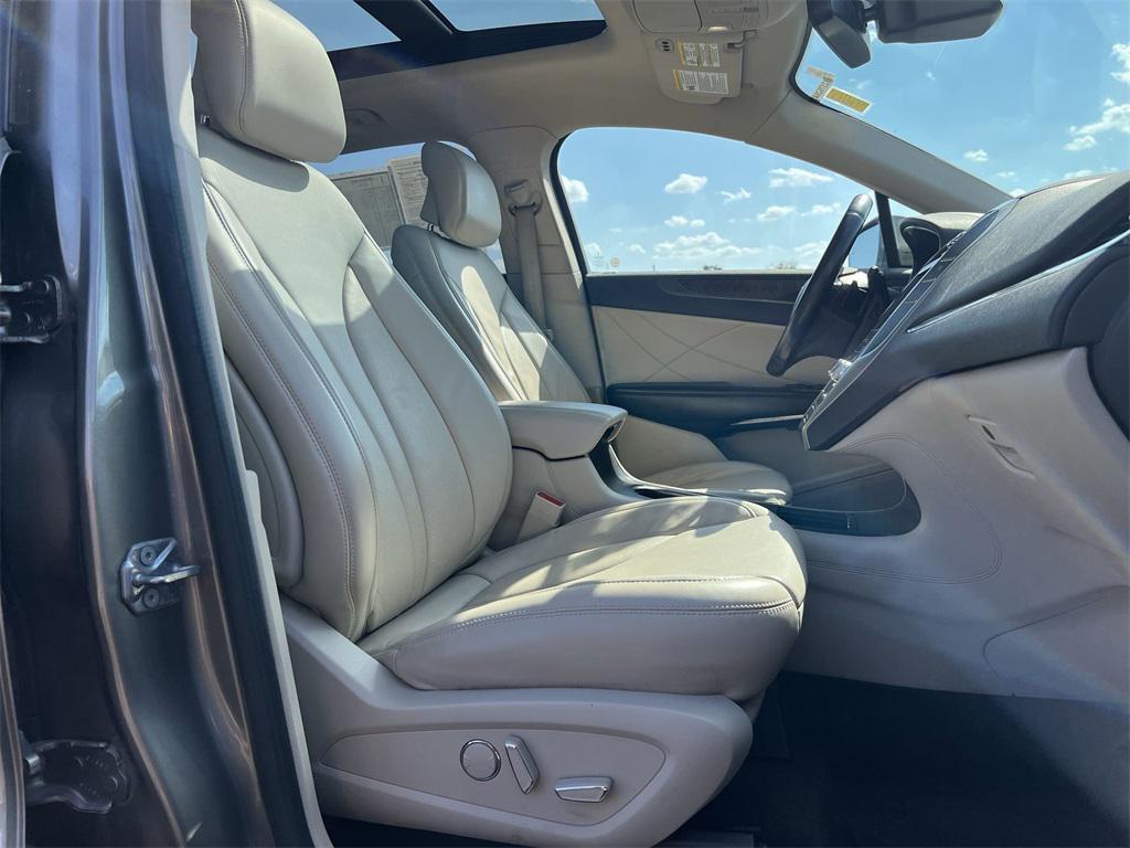 2017 LUXE SILVER METALLIC Lincoln MKC