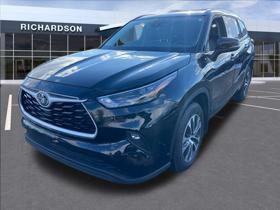 used 2022 Toyota Highlander car, priced at $34,994